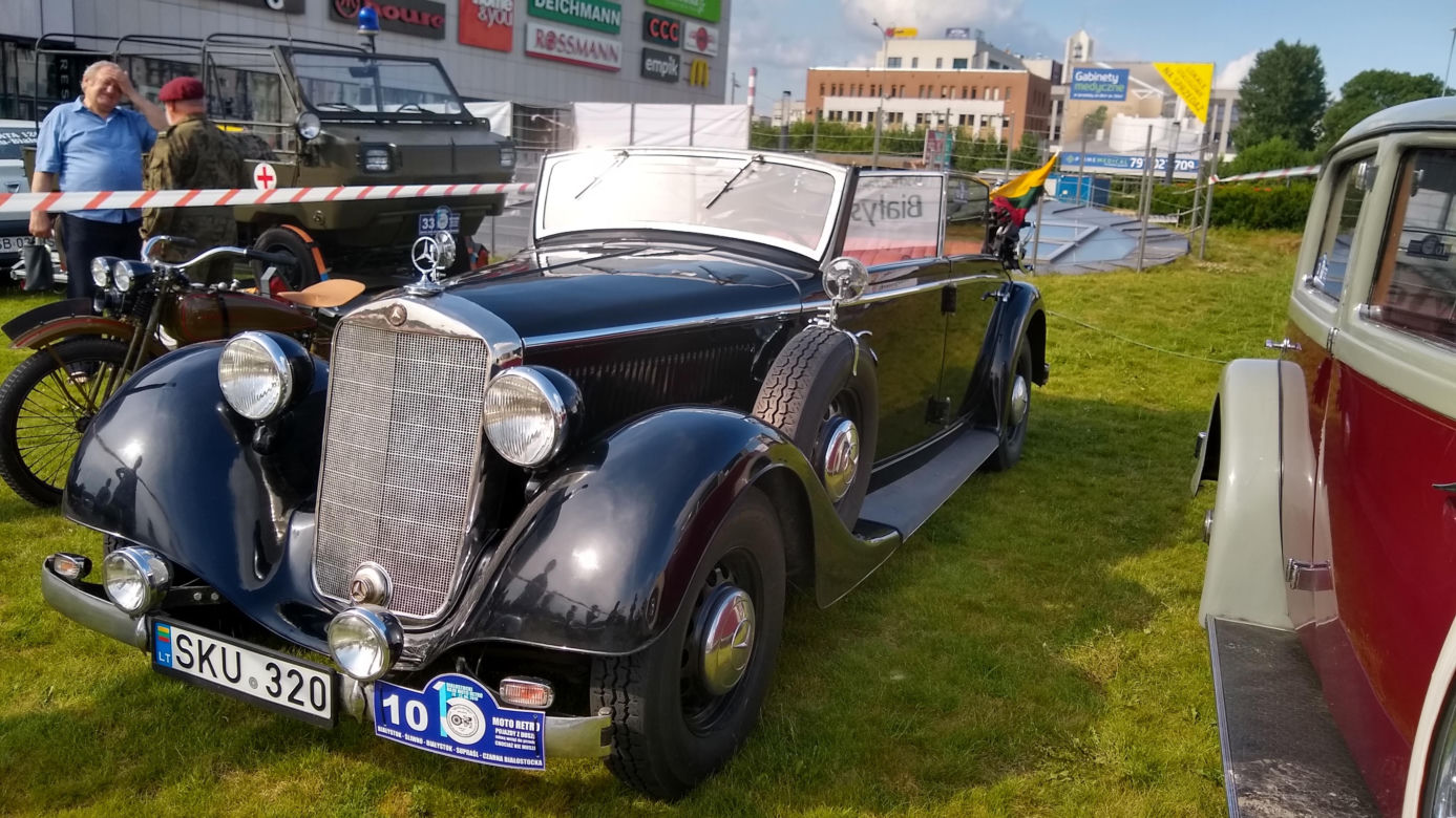 15. Białostocki Rajd Moto Retro. Wystawa samochodów przed Galerią Jurowiecką [ZDJĘCIA]