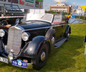 15. Białostocki Rajd Moto Retro. Wystawa samochodów przed Galerią Jurowiecką [ZDJĘCIA]