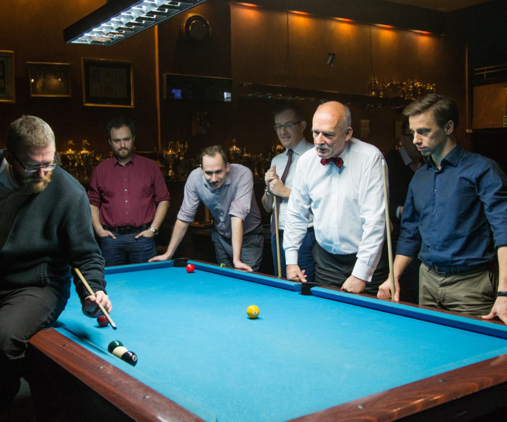 Korwin Mikke gra w bilard