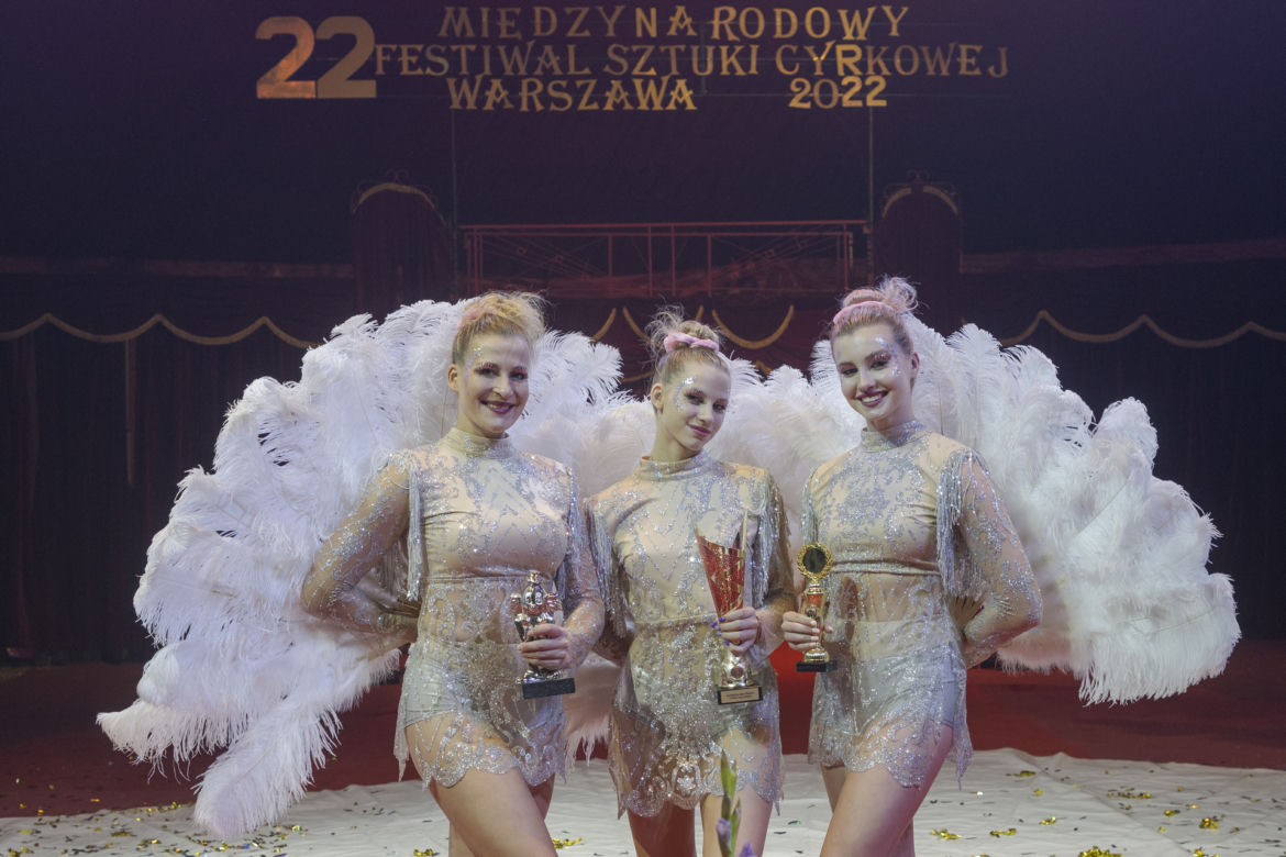 Polskie trio akrobatek