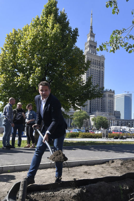 Trzaskowski z łopata w centrum miasta