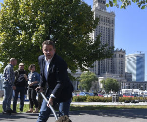 Trzaskowski z łopata w centrum miasta