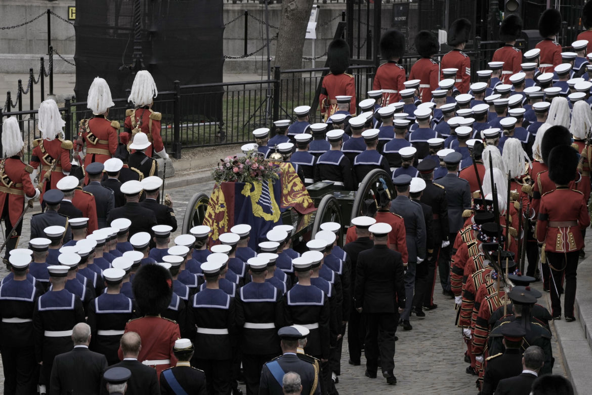 Trumna z Królową przybyła do Westminsteru
