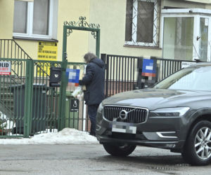 Kuzyn Kaczyńskiego wrócił i ruszył na zakupy. Paparazzi uchwycili każdy ruch