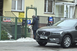 Kuzyn Kaczyńskiego wrócił i ruszył na zakupy. Paparazzi uchwycili każdy ruch