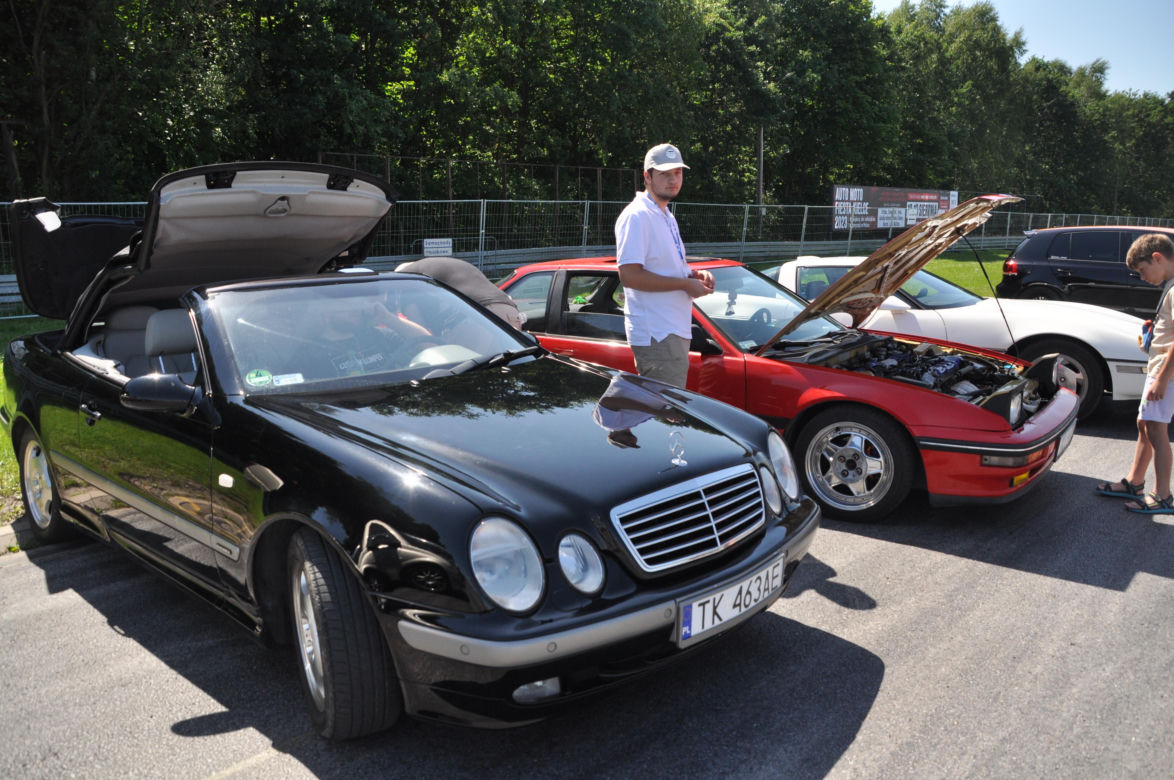 Auto Moto Fiesta 2023 na Torze Kielce. Dużo pięknych samochodów i pokazy driftu