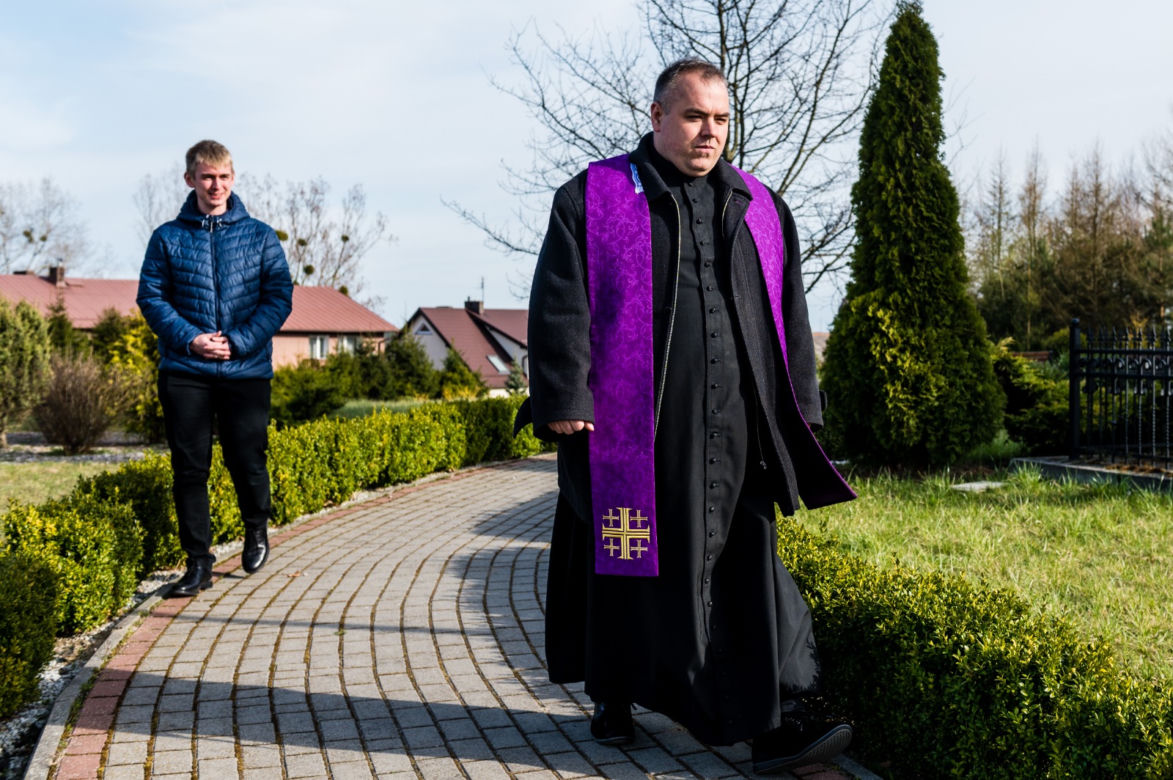 Ksiądz spowiada, spacerując [ZOBACZ ZDJĘCIA]