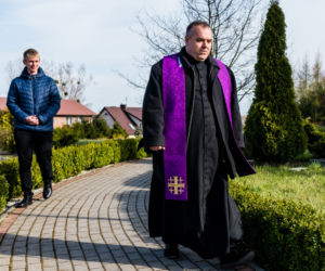 Ksiądz spowiada, spacerując [ZOBACZ ZDJĘCIA]