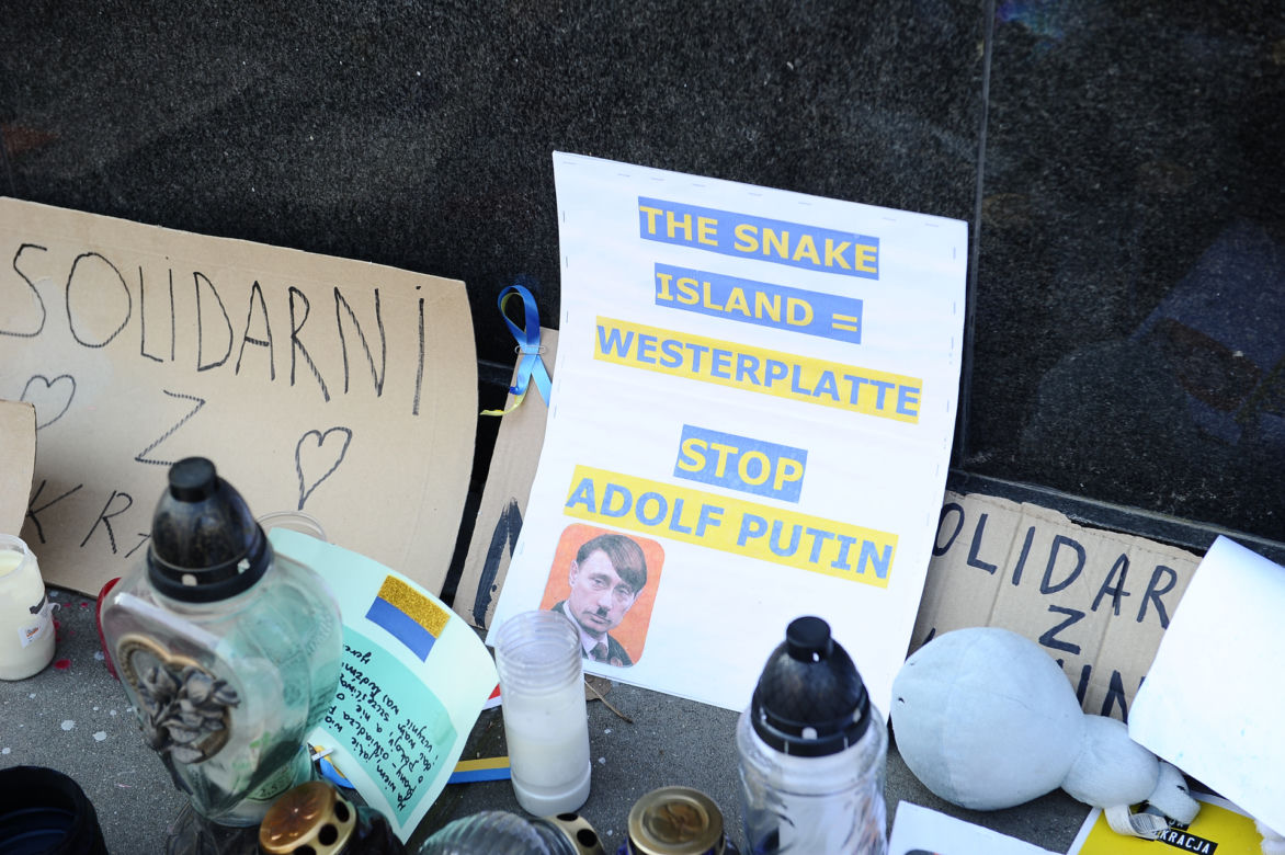 Warszawiacy, w geście solidarności, składają kwiaty pod ambasadą Ukrainy.