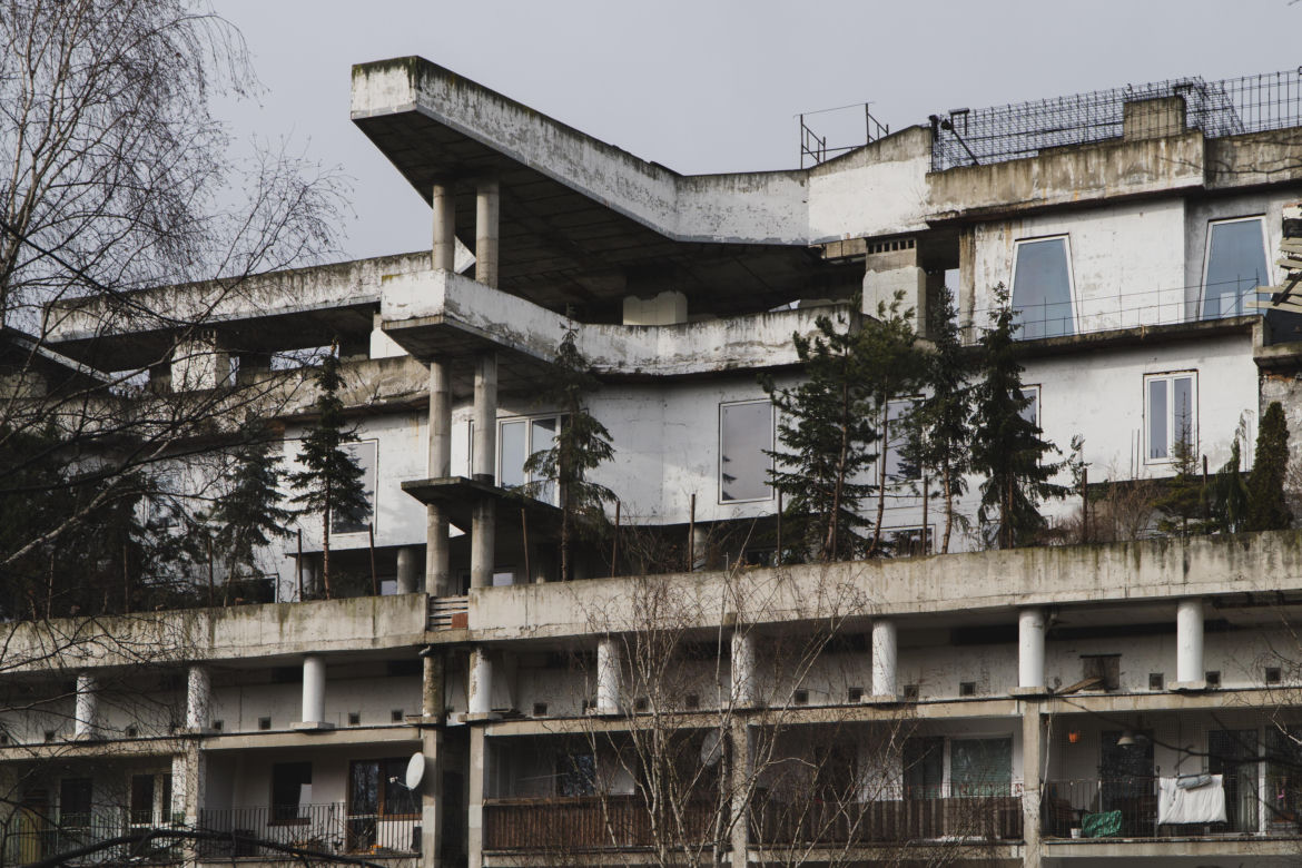 Dziwny blok w Jastrzębiu Zdroju - zobacz zdjęcia willi wybudowanej na bloku mieszkalnym
