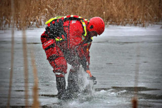 Drony, sonary i ratownicy na lodzie. Trwają poszukiwania zaginionego seniora!