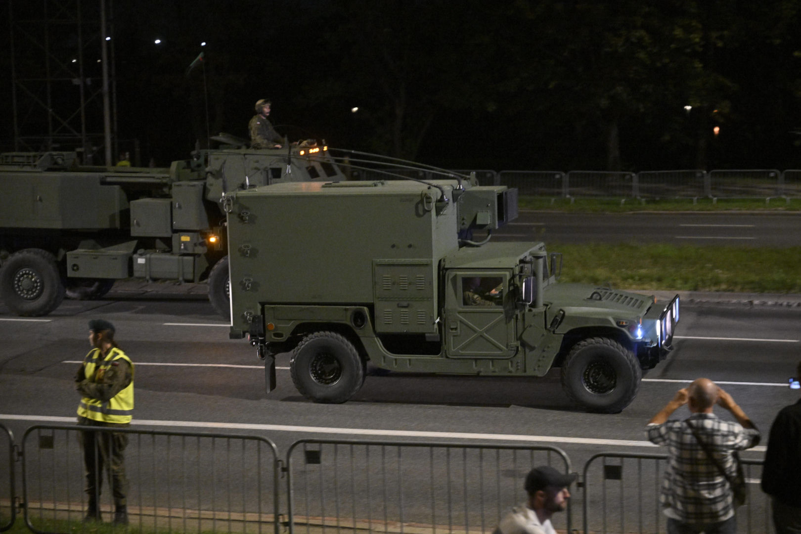 Nocna próba defilady wojskowej w Warszawie