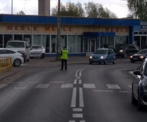 Oparator koparki uszkodził gazociąg. Droga S7 zablokowana