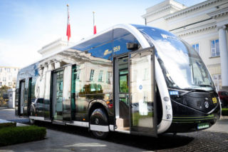 Futurystyczny autobus przyszłości na ulicach Warszawy. Z wyglądu przypomina tramwaj