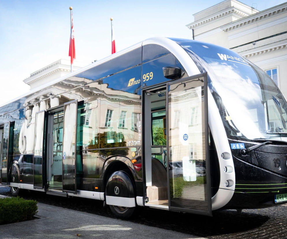 Futurystyczny autobus przyszłości na ulicach Warszawy. Z wyglądu przypomina tramwaj