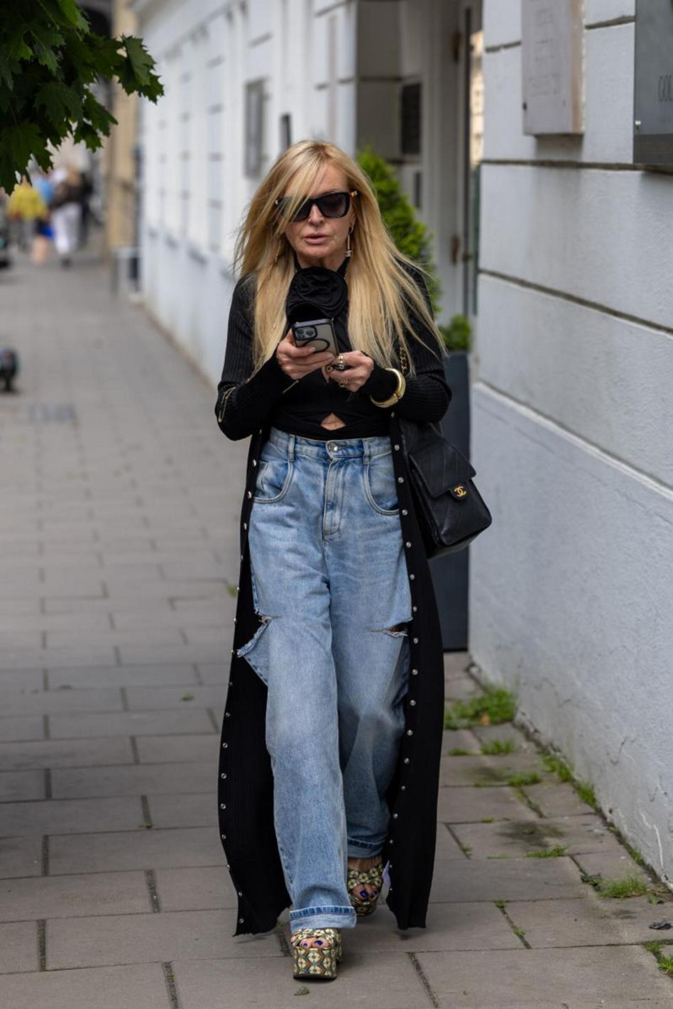 Monika Olejnik w butach Miu Miu za krocie i porwanych dżinsach! Ta stylizacja szokuje