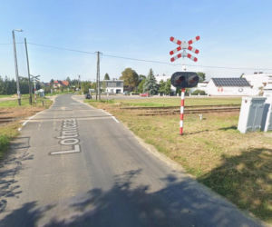 Wypadek na przejeździe kolejowym w Strzyżewicach koło Leszna. Osobówka zderzyła się z drezyną