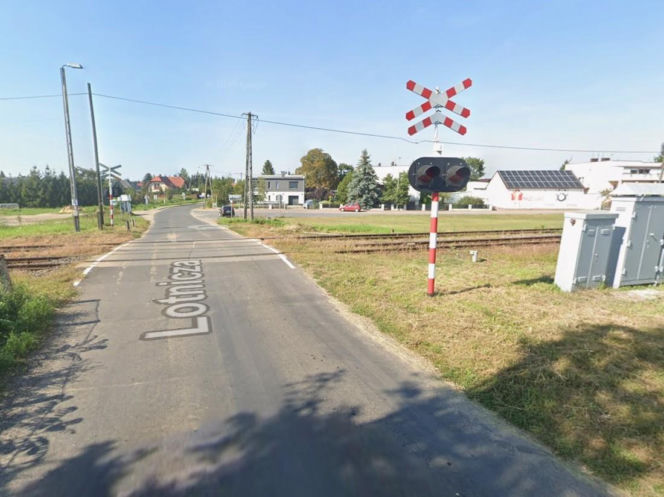 Wypadek na przejeździe kolejowym w Strzyżewicach koło Leszna. Osobówka zderzyła się z drezyną