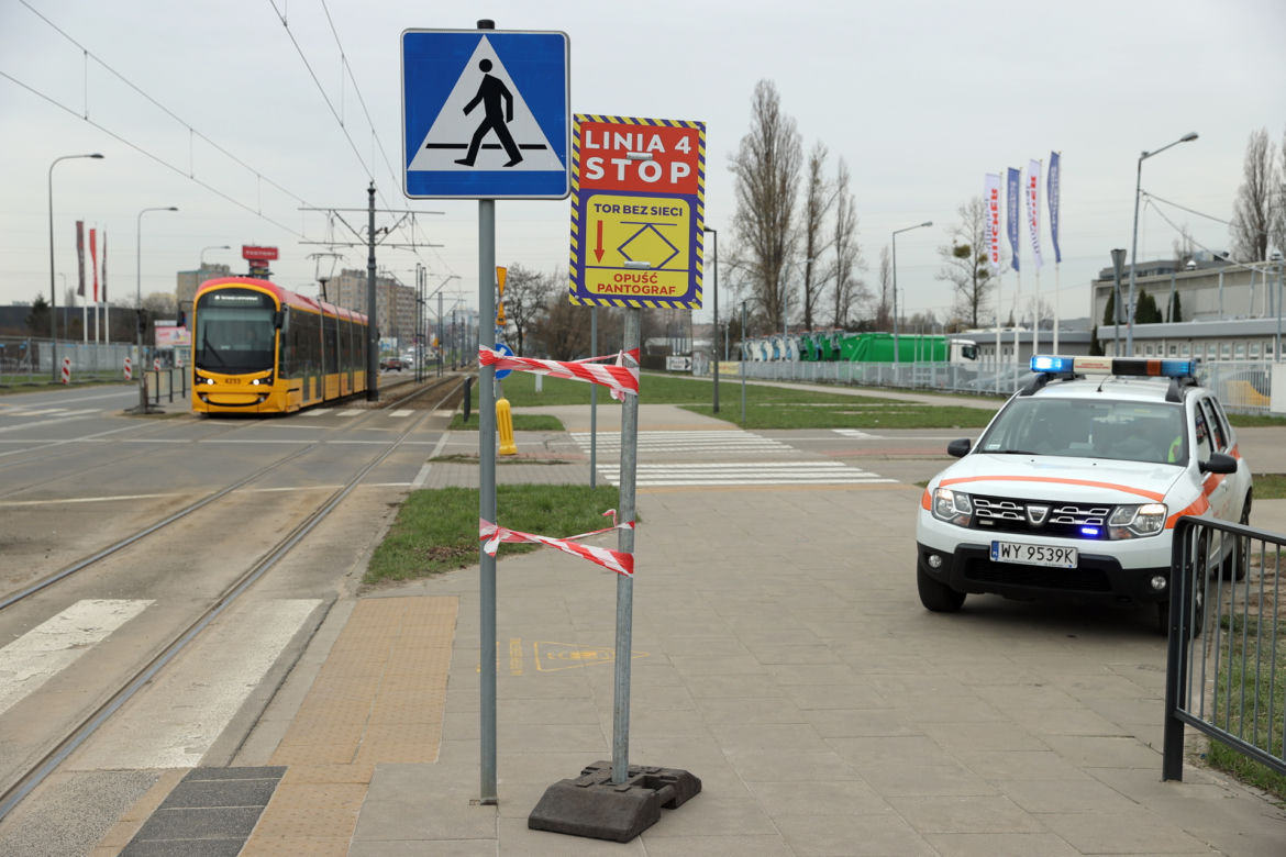 Motorniczowie zapominają opuścić pantograf i uszkadzają tramwaj. Na ratunek przyszli funkcjonariusze nadzoru ruchu