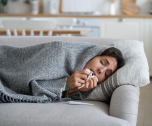 Nowy wariant COVID-19 „Cicada” budzi niepokój. Czy jest groźniejszy niż poprzednie?