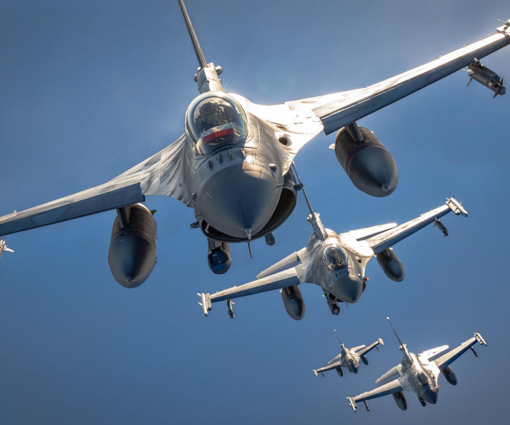 Cztery myśliwce F-16 lecące na tle błękitnego nieba. O działaniach obronnych przeczytasz na SE Portal Obronny.