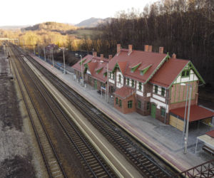 Zabytkowy dworzec kolejowy w Boguszowie-Gorcach odzyskał dawny blask