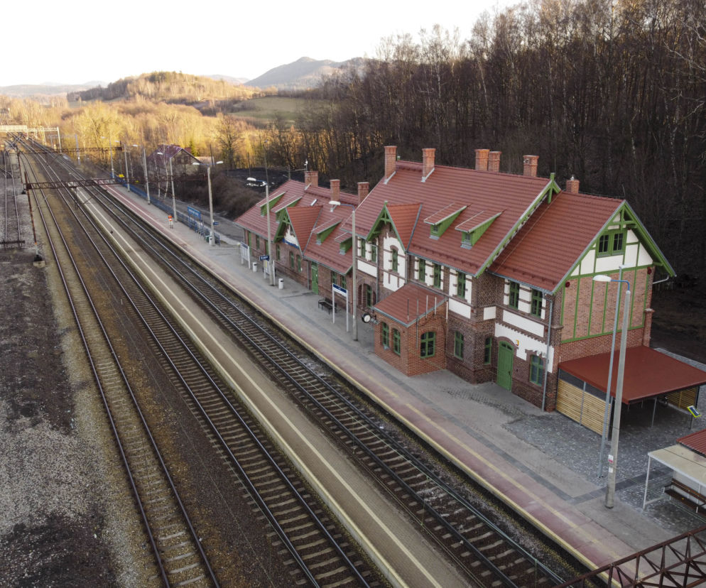 Zabytkowy dworzec kolejowy w Boguszowie-Gorcach odzyskał dawny blask