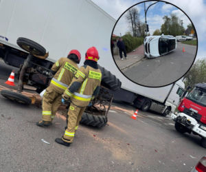 Groźne zderzenie trzech pojazdów. Ciągnik i auto na boku