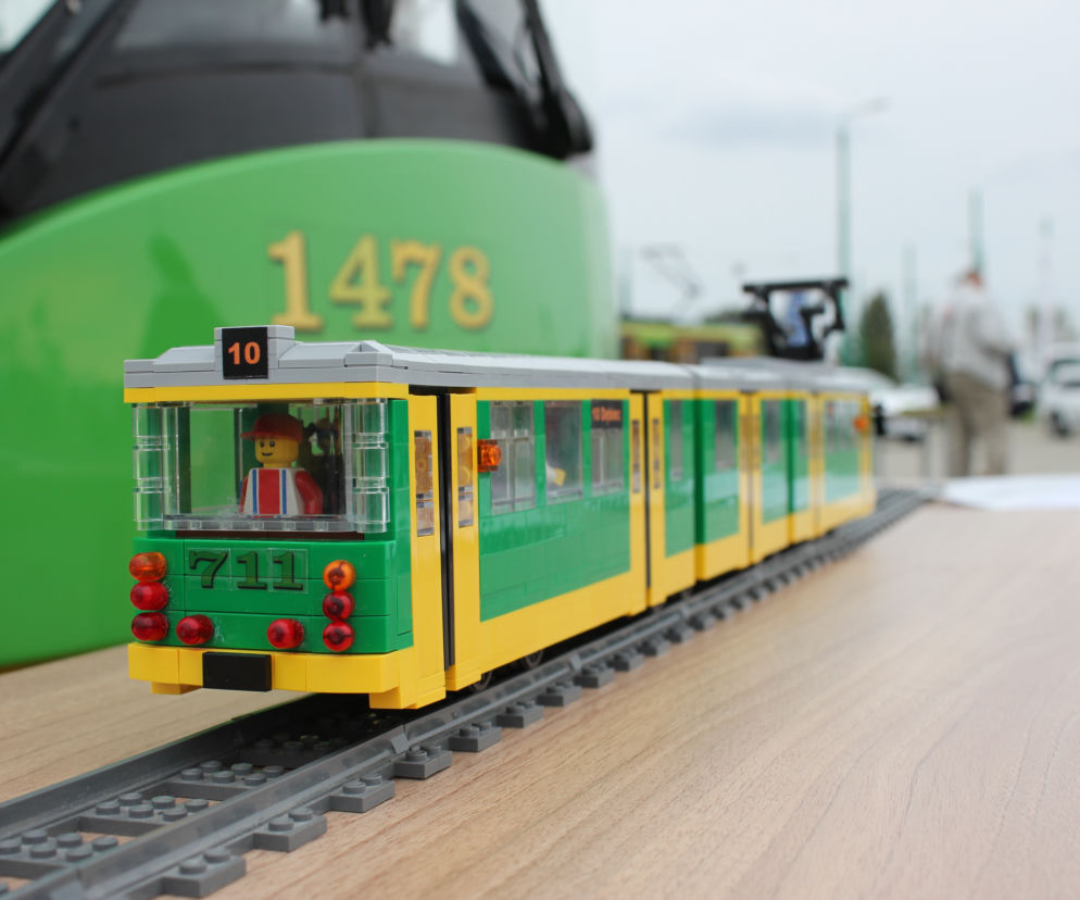 Motorniczy z Poznania buduje modele tramwajów z klocków Lego!