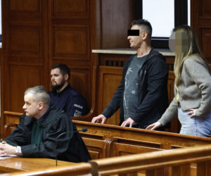 „Sztuczną szczękę wepchnięto jej do gardła”. Przerażające ustalenia. W mieszkaniu w Warszawie znaleziono cztery ciała