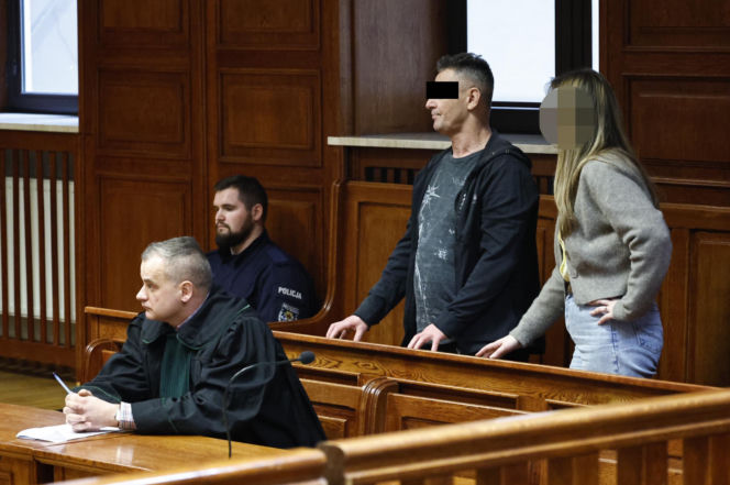 „Sztuczną szczękę wepchnięto jej do gardła”. Przerażające ustalenia. W mieszkaniu w Warszawie znaleziono cztery ciała