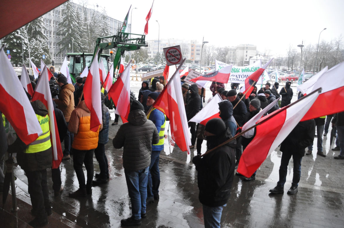Protest rolników przed Urzędem Wojewódzkim w Kielcach