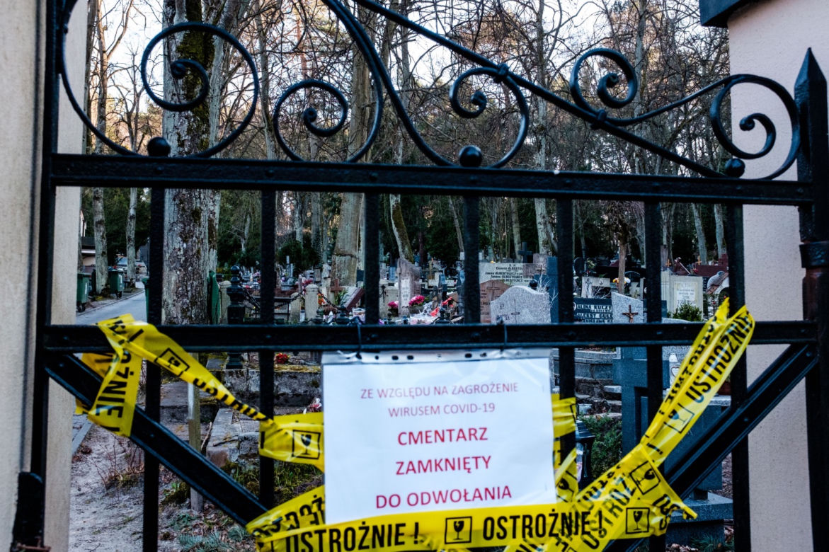 Koronawirus w Trójmieście. Cmentarz w Sopocie zamknięty z powodu zarazy