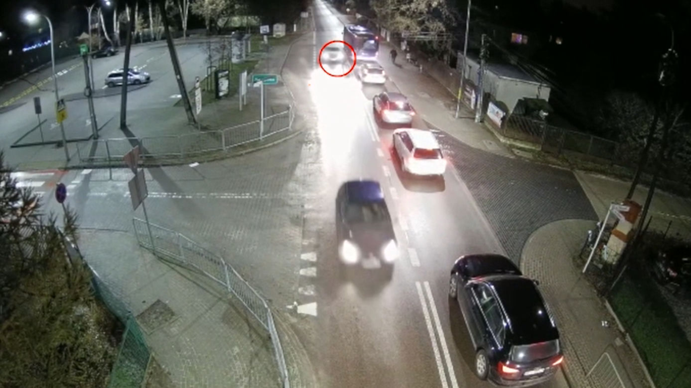 Chłopiec wbiegł zza autobusu prosto pod samochód. Dramatyczne nagranie z Piaseczna