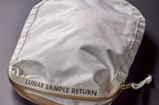 Ta torba była na Księżycu. Teraz chcą ją sprzedać za 16 mln zł! [ROCZNICA MISJI APOLLO 11]