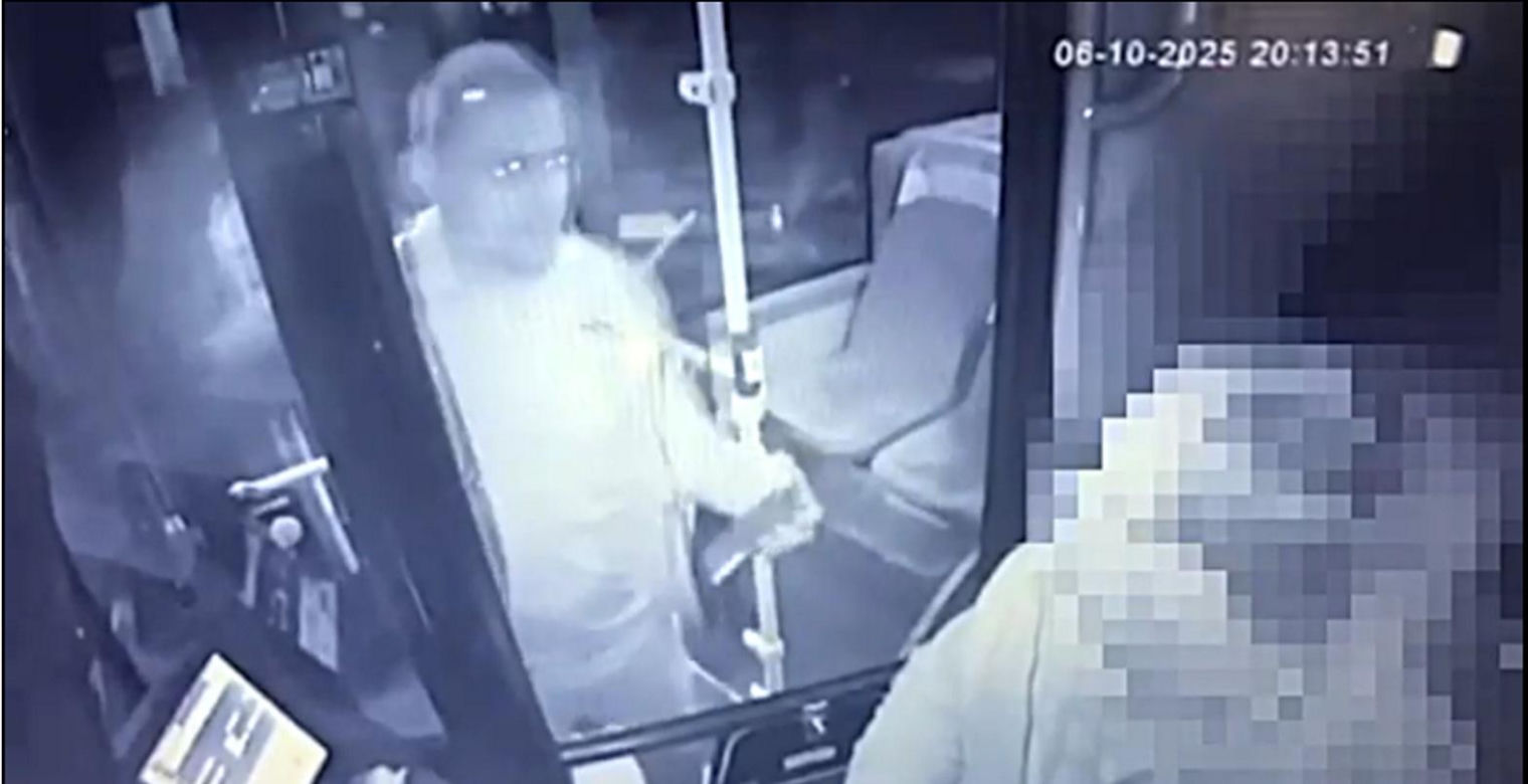 Furiat zaatakował kierowcę autobusu. Wszystko się nagrało, teraz szuka go policja