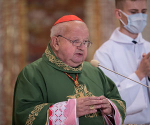 Brat Dziwisza zarabia 11000 zł