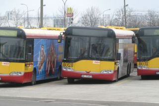 Warszawa. GROŹNY wypadek autobusu! Pojazd przewrócił się na bok