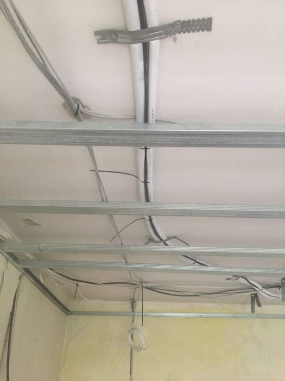 Kraków. Elektryk wziął zaliczkę, a prace utknęły. Niewidomy pan Kazimierz przez nierzetelnego fachowca nie może dokończyć remontu