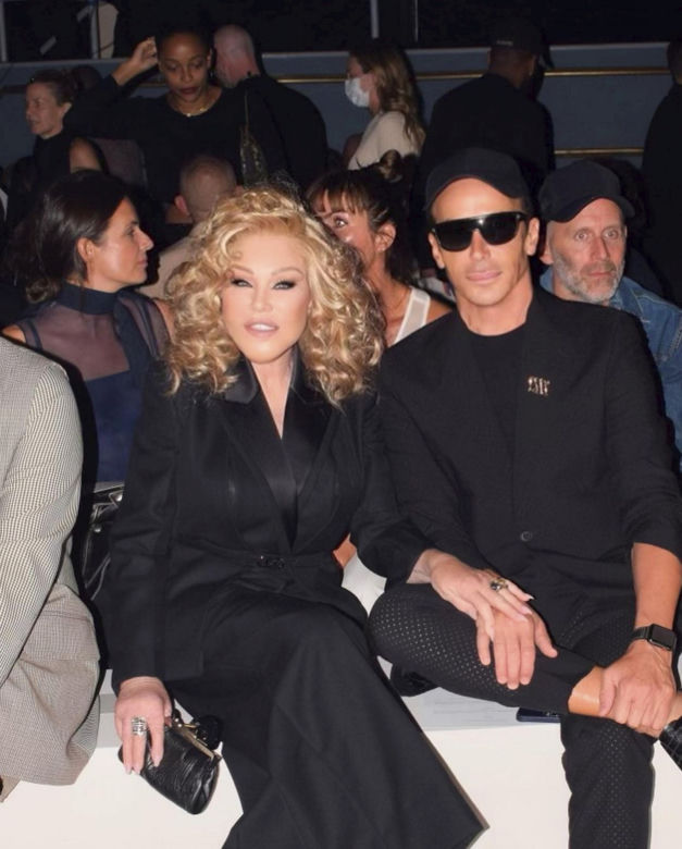 Kobieta kot szokuje na Instagramie! Jocelyn Wildestein zrobiła retusz wszech czasów 