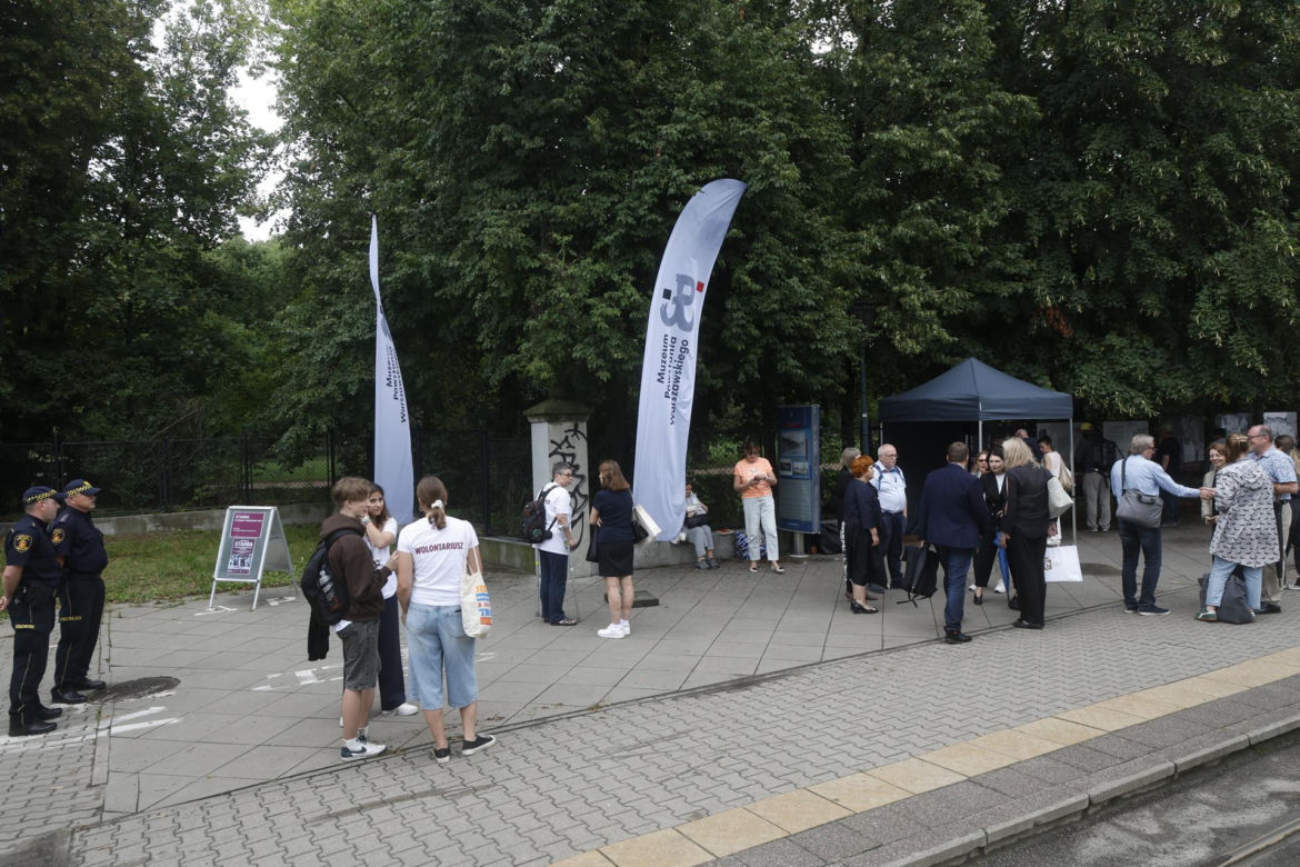 Powstanie Warszawskie w kadrze Stefana "Starby" Bałuka. Cichociemny szedł z aparatem do Powstania