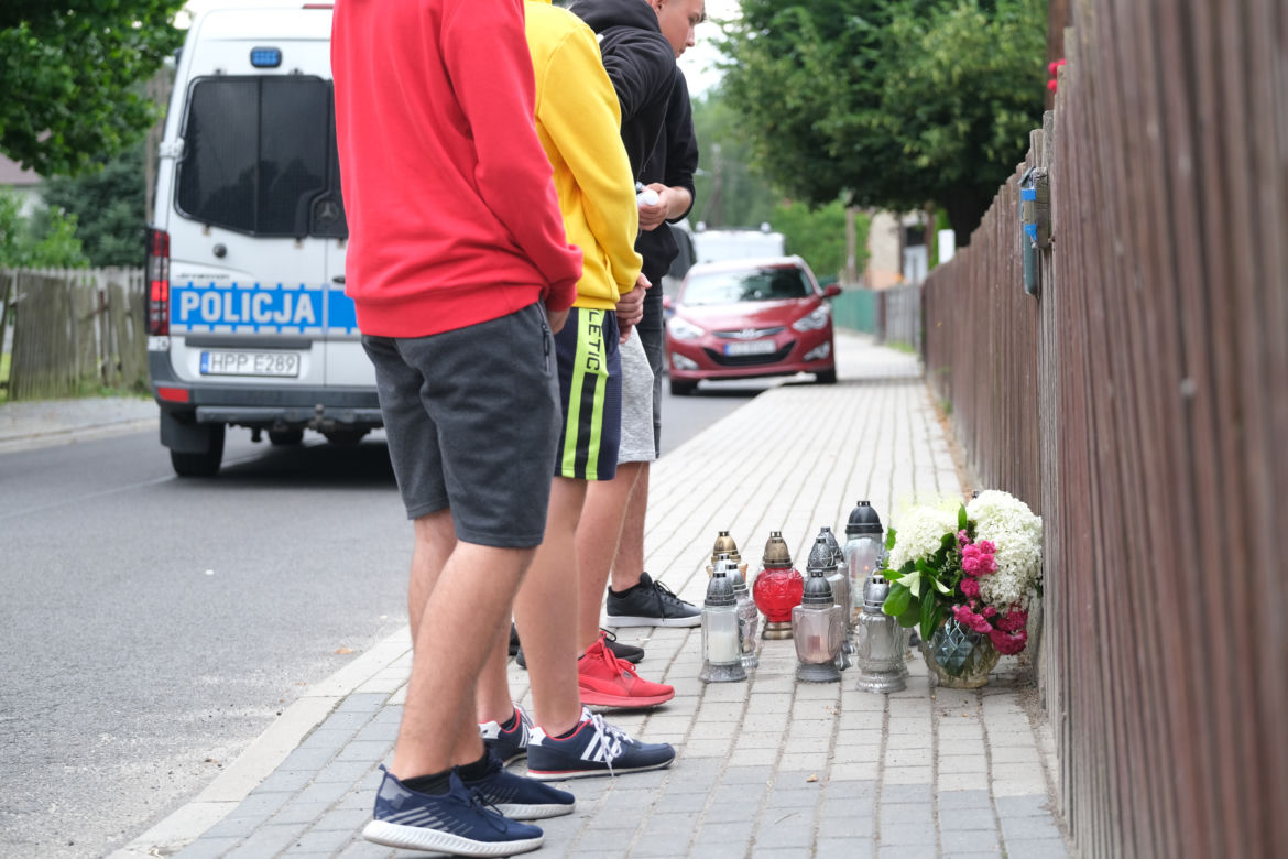 Płoną znicze na miejscu tragedii w Borowcach