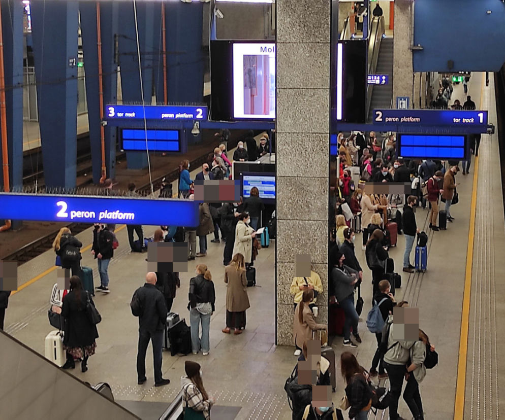 Wielki tłum na Dworcu Centralnym w Warszawie