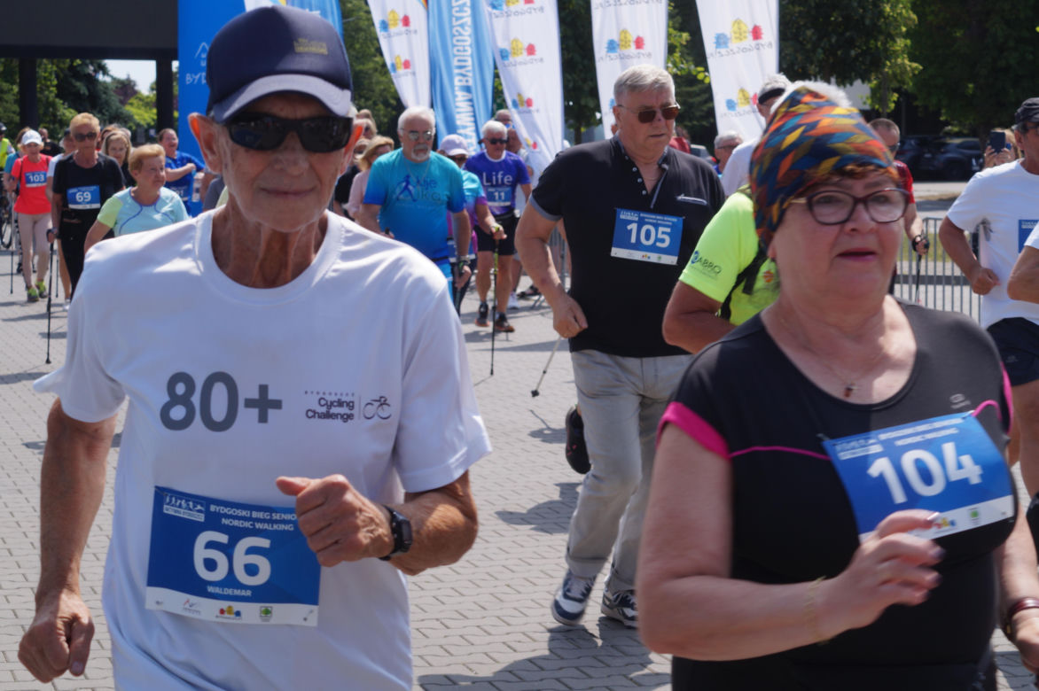 Seniorzy w Bydgoszczy pokazali moc! Blisko setka na starcie pierwszego Biegu Seniora