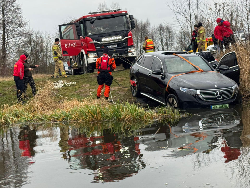 Auto warte fortunę wpadło do rzeki. Akcja ratunkowa trwała dwa dni!