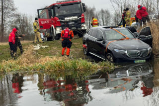Auto warte fortunę wpadło do rzeki. Akcja ratunkowa trwała dwa dni!