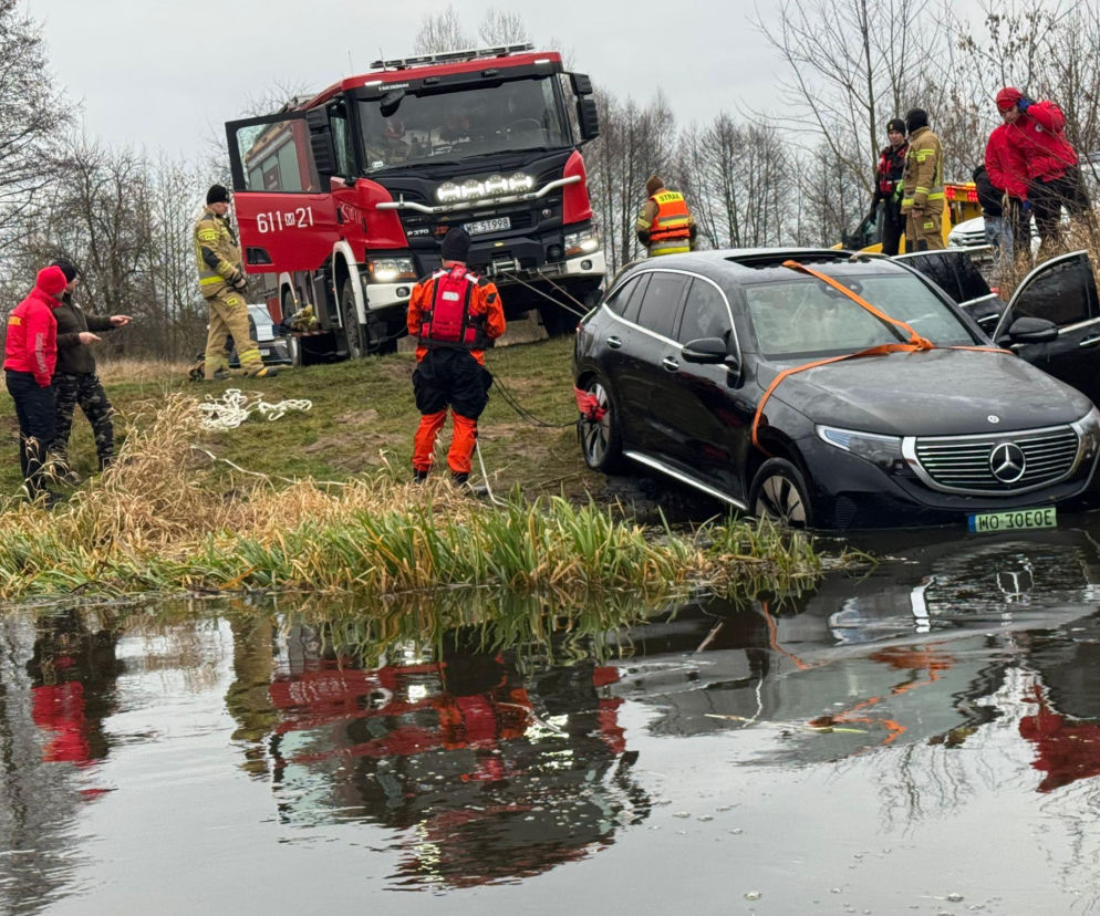 Auto warte fortunę wpadło do rzeki. Akcja ratunkowa trwała dwa dni!