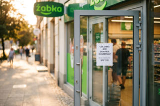 Czy Żabka jest otwarta 15 sierpnia? Godziny otwarcia Żabki 15 sierpnia 2026