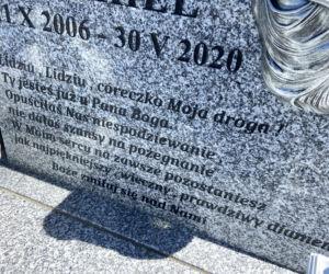 14-latka oblała się benzyną i podpaliła. Grób Lidii B. (+14 l.) na cmentarzu w Tykocinie (woj. podlaskie) rok po tragedii