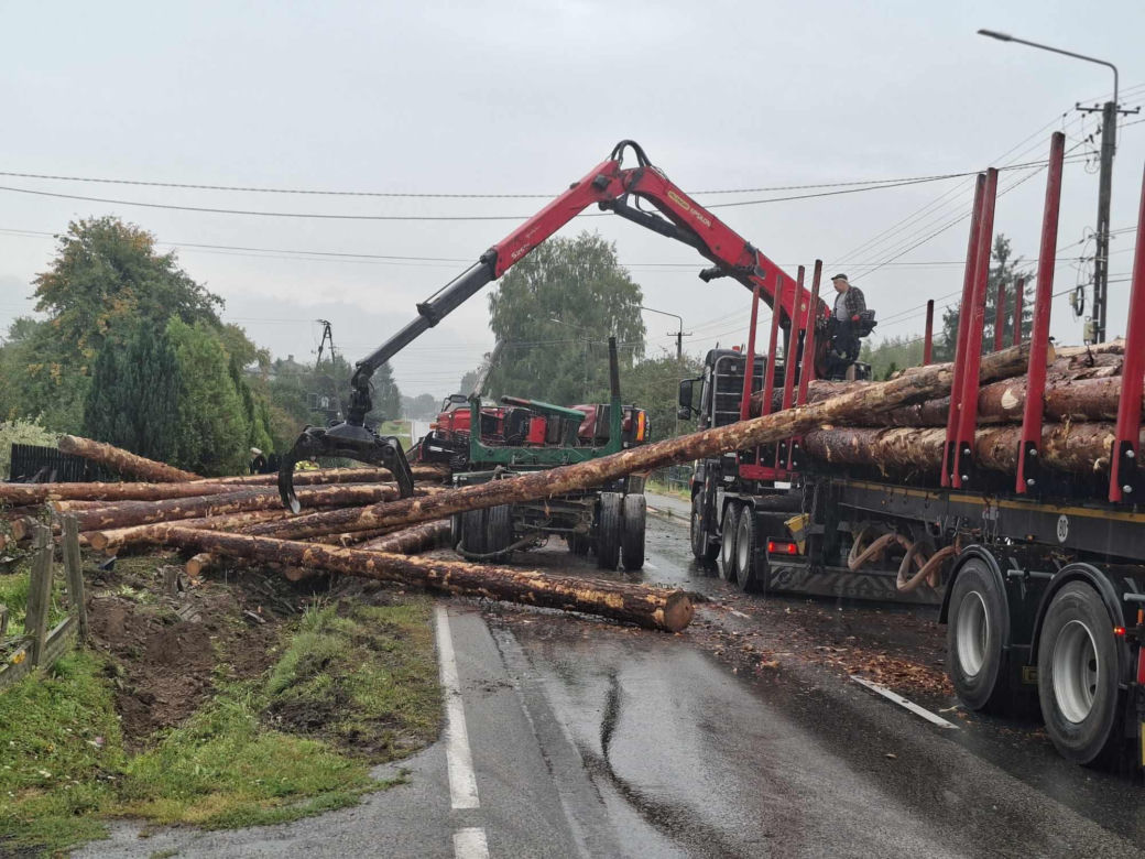 Wypadek w Mircu! Przewróciła się ciężarowka z drewnem, uszkodziła gazociąg